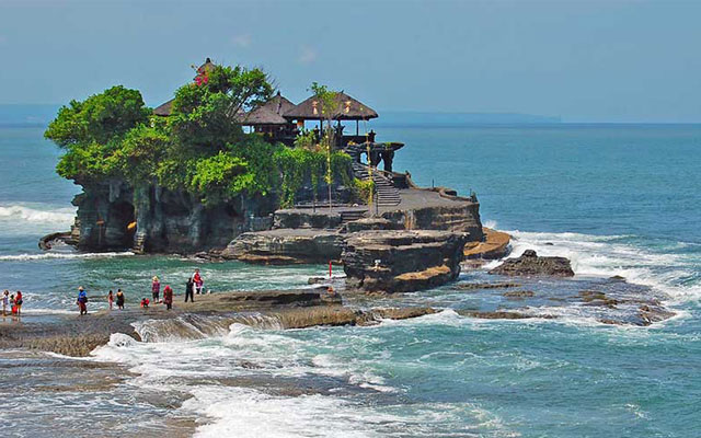 Tham quan đền Tanah Lot - Ngôi đền linh thiêng và độc đáo khi du lịch Indonesia